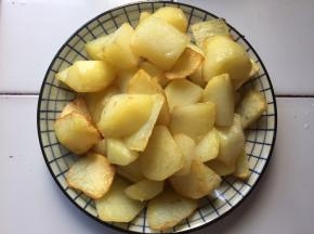 捞出沥干油备用