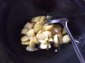 加入土豆继续翻炒