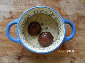 香菇洗净，用水泡软。