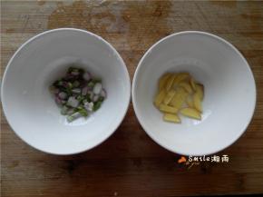 把葱切粒、姜切丝，分别放少许清水浸泡10分钟。