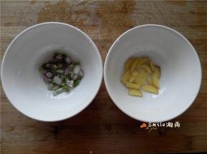 把葱切粒、姜切丝，分别放少许清水浸泡10分钟。