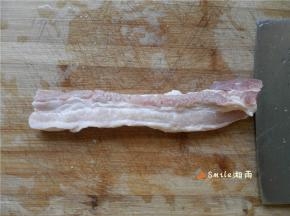去皮五花肉洗净。