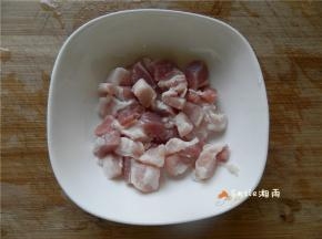 将五花肉切块。