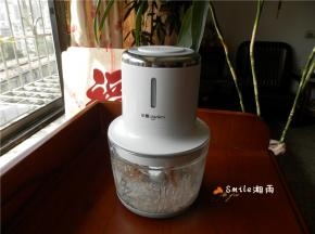 五花肉、香菇、姜丝（含水）放东菱无线绞肉机打成沫。