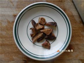 香菇沥水切块。