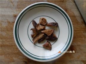 香菇沥水切块。