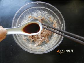 往肉馅中依次放1小勺盐、1勺生抽。