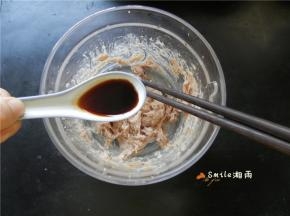 往肉馅中依次放1小勺盐、1勺生抽。