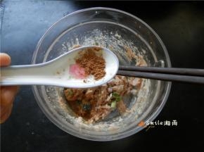 放少许淀粉和五香粉。