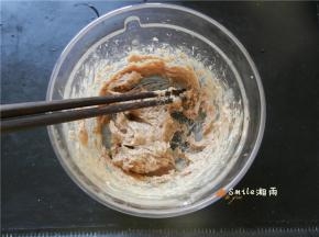 朝一个方向用力搅拌，让肉馅充分上劲。