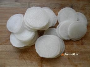 白萝卜洗净切圆薄片。