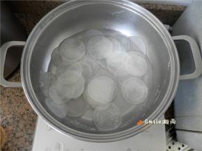 白萝卜片放沸水中焯1分钟。
白萝卜变软透明，捞出沥水。