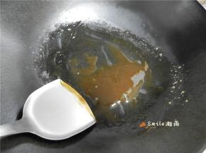 锅里放小半碗清水、1大勺生抽、少量水淀粉，熬制粘稠。