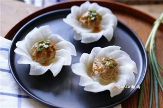 熬好的酱淋在肉丸上。放葱花装饰。