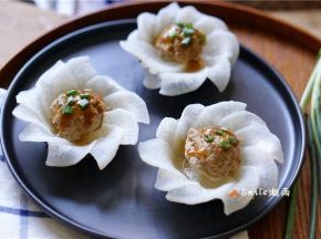 熬好的酱淋在肉丸上。放葱花装饰。