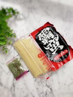 拆开包装取出，米粉，老鸡汤，葱花