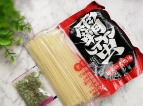 拆开包装取出，米粉，老鸡汤，葱花