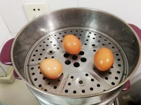 蒸锅水开放入鸡蛋蒸八分钟焖三分钟
