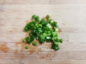 葱洗净切成葱花