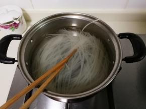 锅中放入一升水烧开，放入米粉用筷子拨散