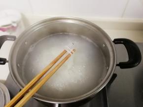 烧八分钟，用筷子弄夹断即可