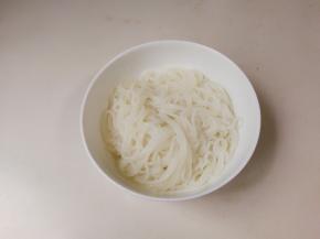 捞出来过一遍开水，沥掉水放入碗中