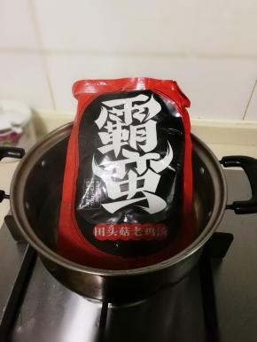老鸡汤包，不要拆开，直接放入开水锅中烧两分钟