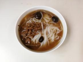 将老鸡汤倒入碗中