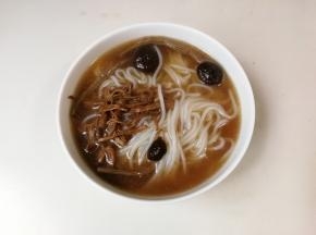 将老鸡汤倒入碗中