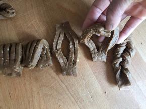 一手捏紧一头，另一只手把另一头从中间穿过去