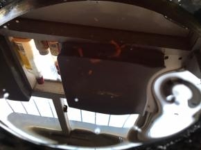 锅烧半锅油至六成热