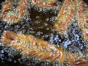 放入麻燕，中火