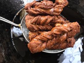 炸至金黄色捞出沥干油