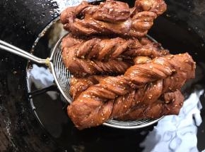 炸至金黄色捞出沥干油