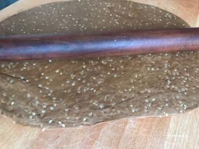 醒发好后用擀面杖擀成1厘米厚的面皮