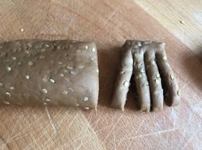 用刀在背面切成四抓形