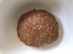 揉成光滑面团，密封醒发2小时左右