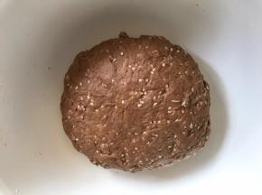 揉成光滑面团，密封醒发2小时左右