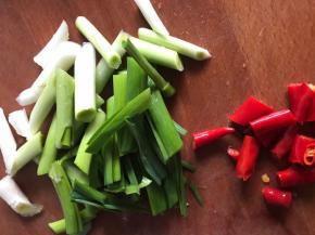 蒜苗和小米辣洗净后切成段