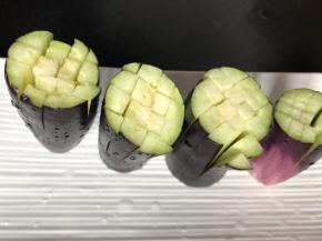 将洗净的茄子切成段，再在三分之一处切成丝，如图，抹上盐腌制一会