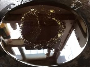 锅烧热油至八成热