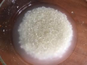 梗米洗净后浸泡半小时