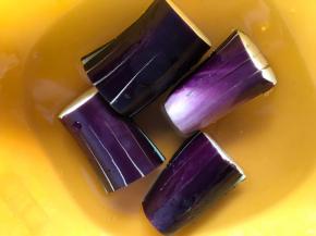 再把腌制好的茄子洗净盐水，捞出挤干水分