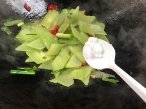 调入盐炒匀