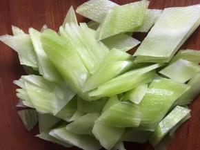 莴笋去皮洗净，切成片