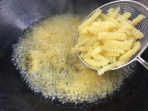 放入土豆条，大火