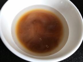 备小半碗水，加入淀粉和生抽拌匀