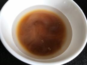 备小半碗水，加入淀粉和生抽拌匀