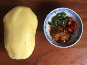 土豆去皮洗净，备好调料