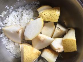 同浸泡好的梗米一起下入中，加入适量清水煮沸